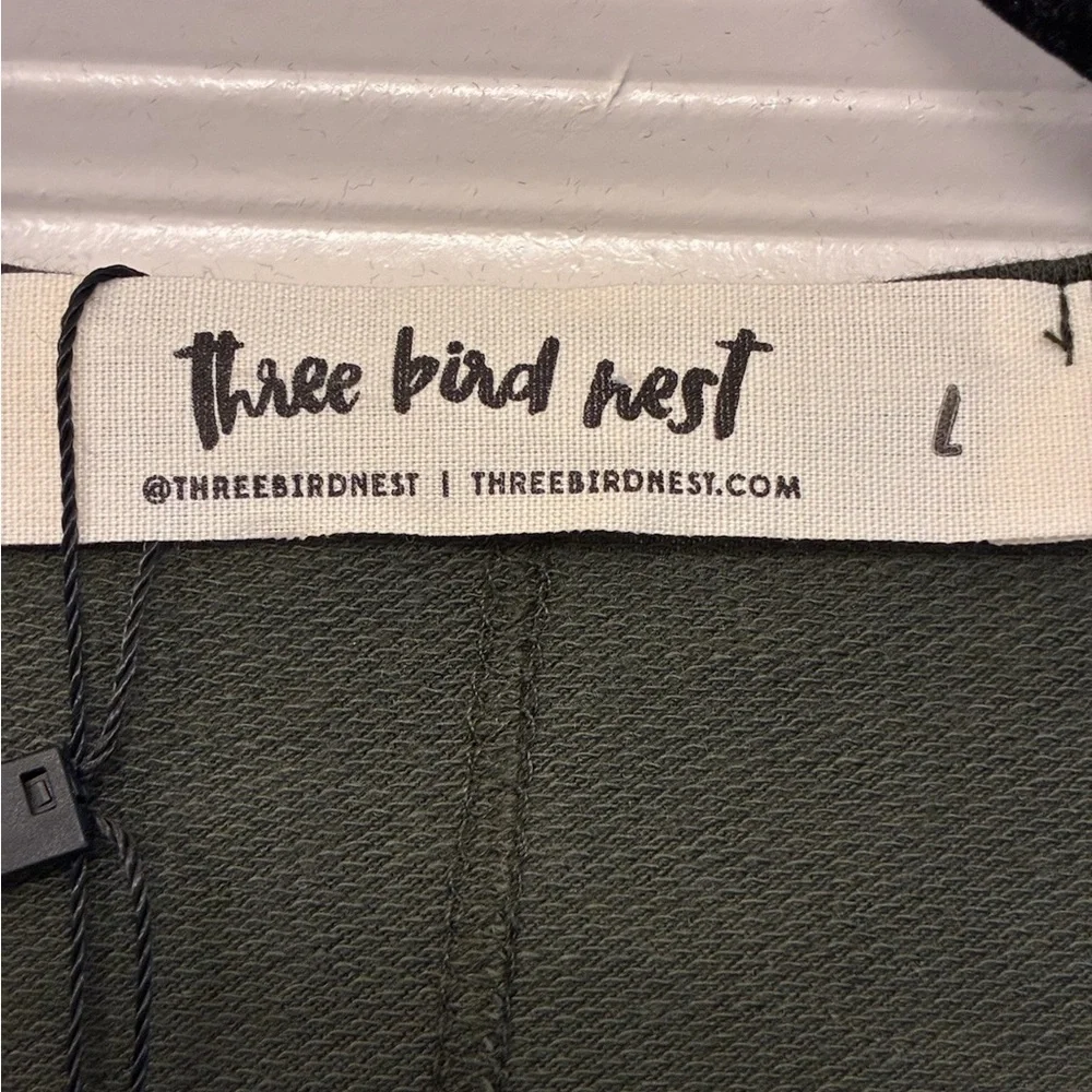 NWT THREE BIRD NEST The Nest On The Go V Neck Essential Tee Olive Women’s Large - Picture 5 of 7